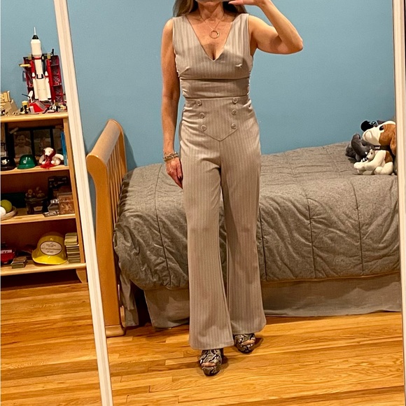 Bebe mitered light grey pinstripe side cutout flare leg jumpsuit sz 2 - Picture 14 of 15